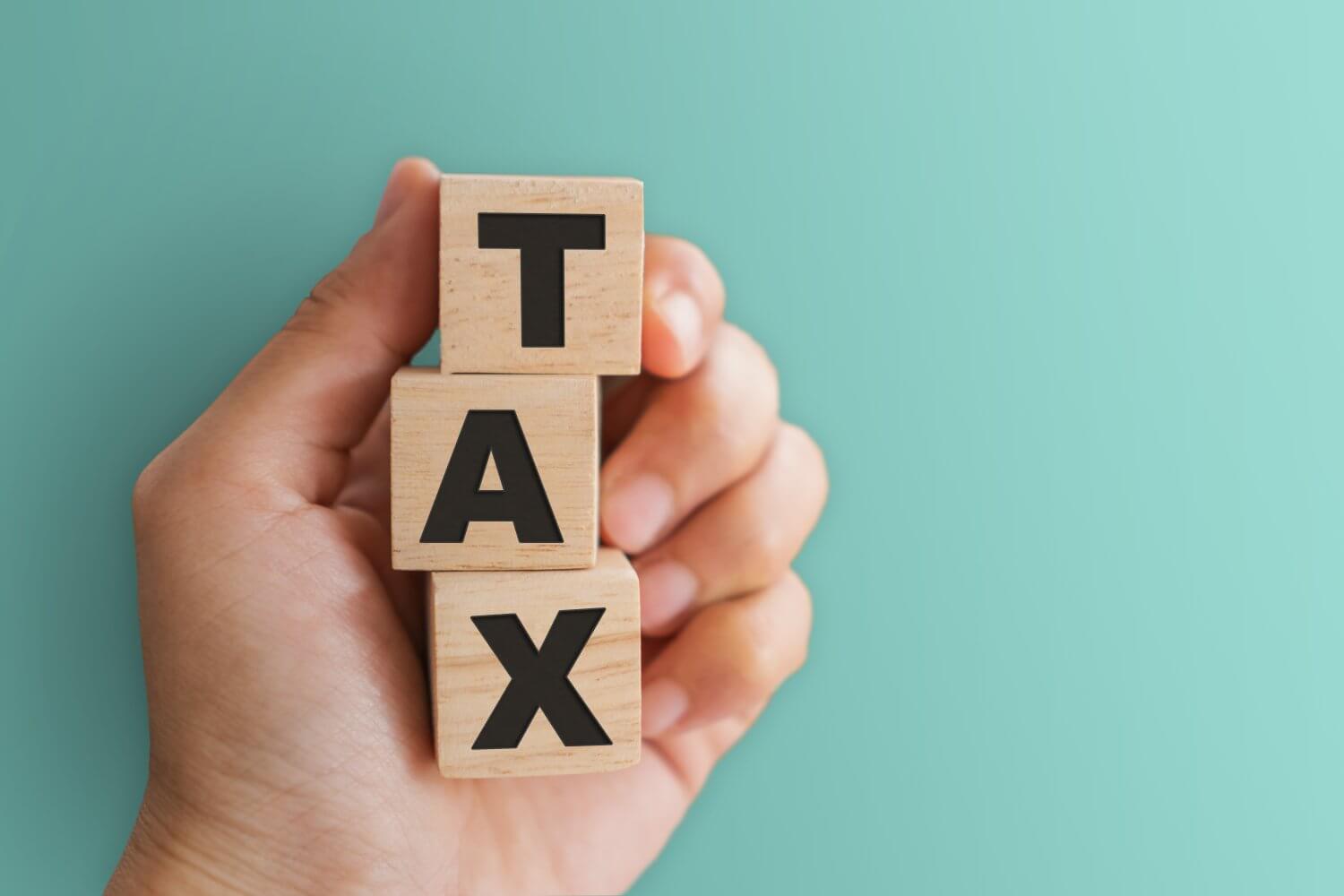 Umbrella contractor reviewing taxable benefits and payslip changes ahead of mandatory payrolling of Benefits in Kind starting April 2027.